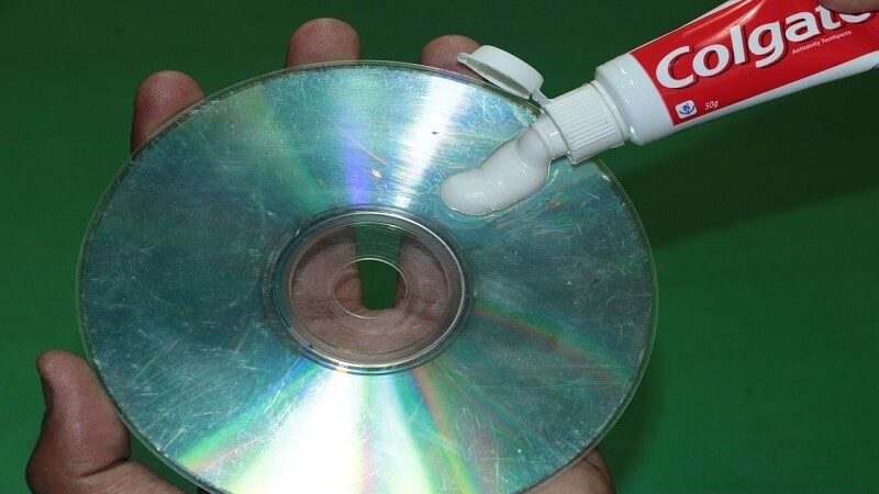 Arreglar un DVD rayado con pasta de dientes